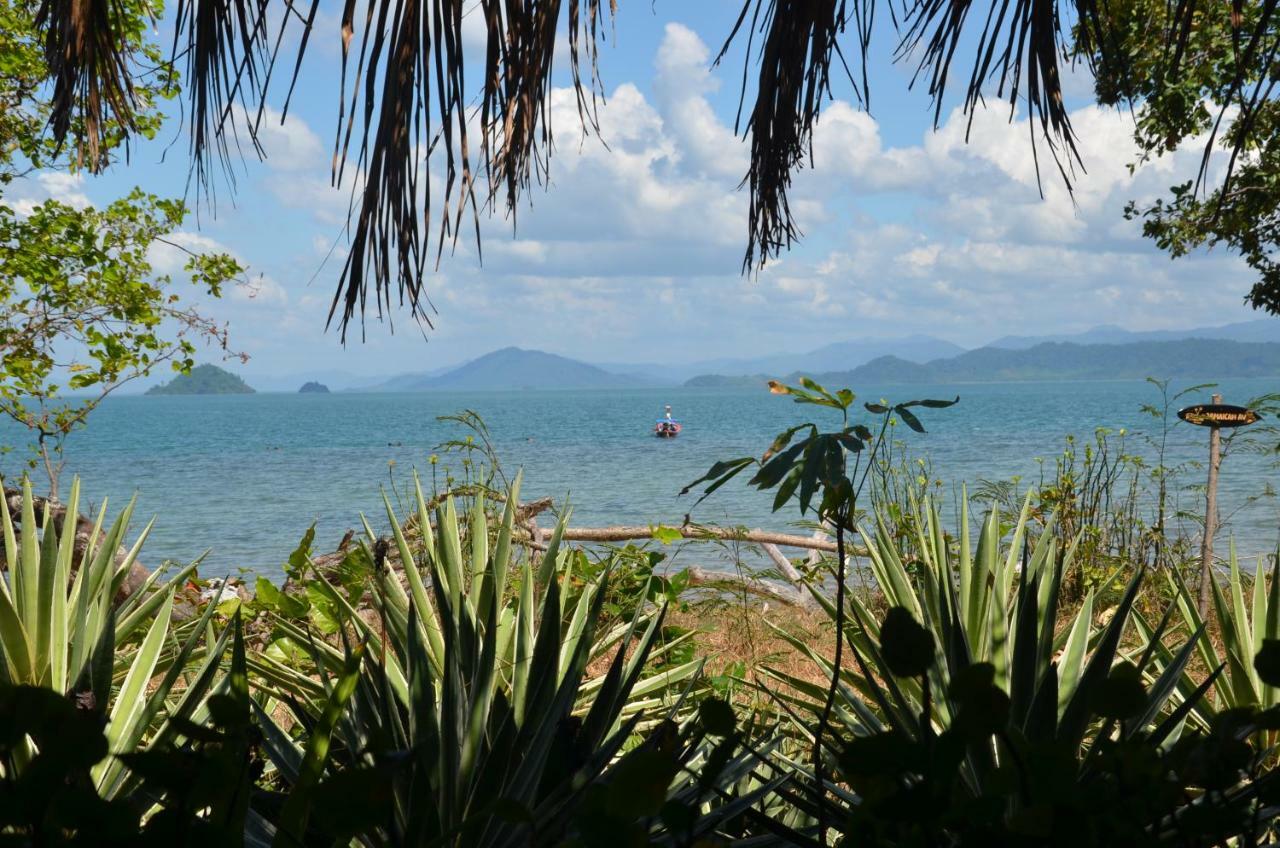 Reggae Island Private Island Hotel Koh Phayam Exterior photo